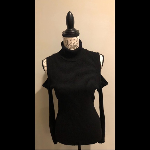 Turtleneck shoulder cut-out sweater - Picture 8 of 10